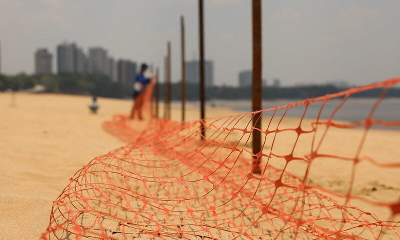 O acesso a faixa de areia da praia segue liberada