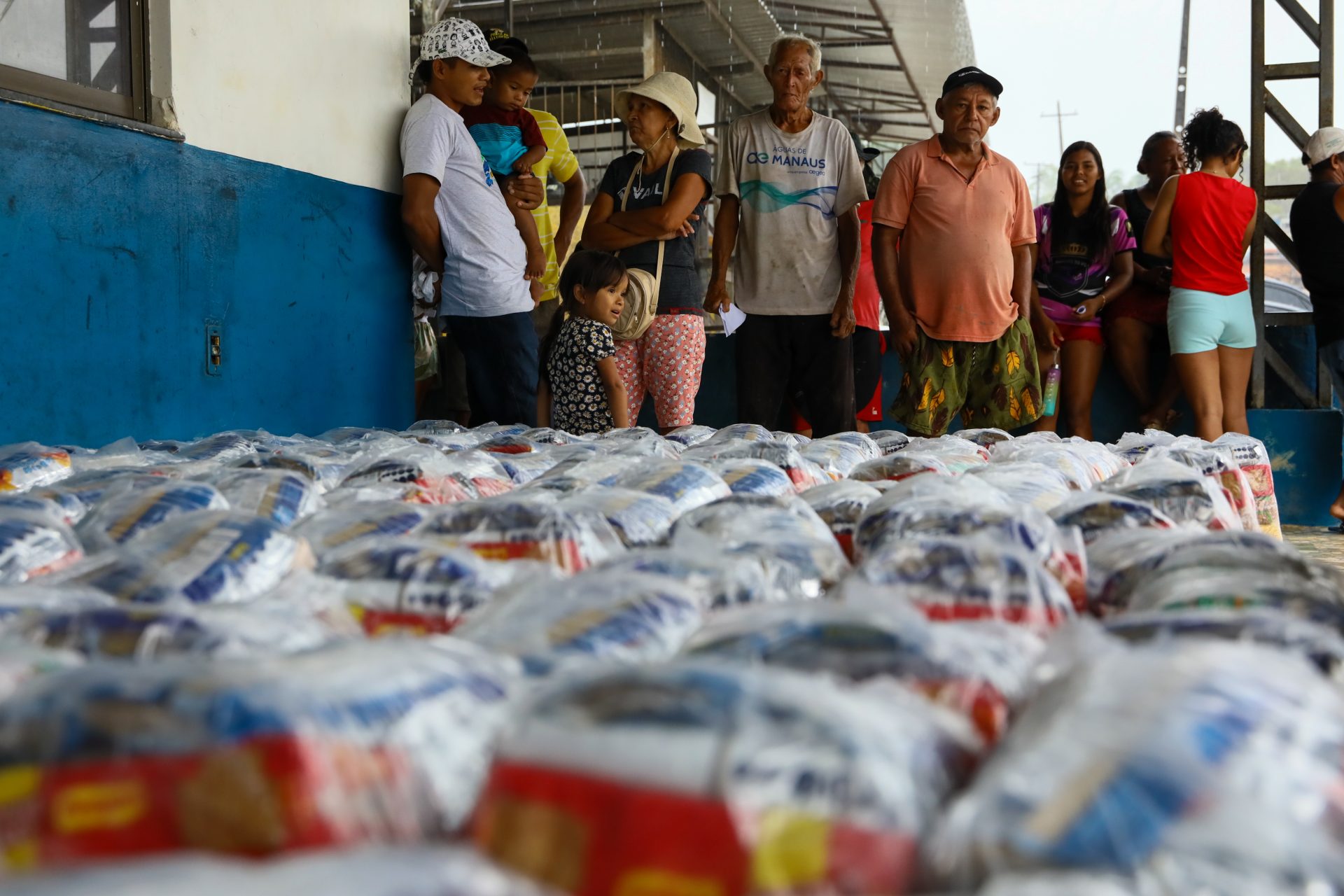 Seca: famílias do Puraquequara recebem apoio da operação "Estiagem"
