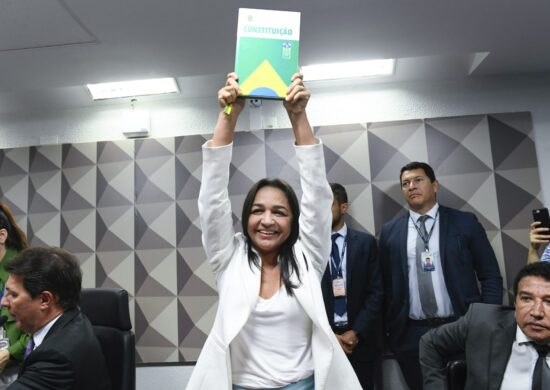 Senadora Eliziane Gama comemora aprovação do relatório final na Comissão Parlamentar Mista de Inquérito dos Atos de 8 de Janeiro de 2023 - Foto: Marcos Oliveira/Agência Senado