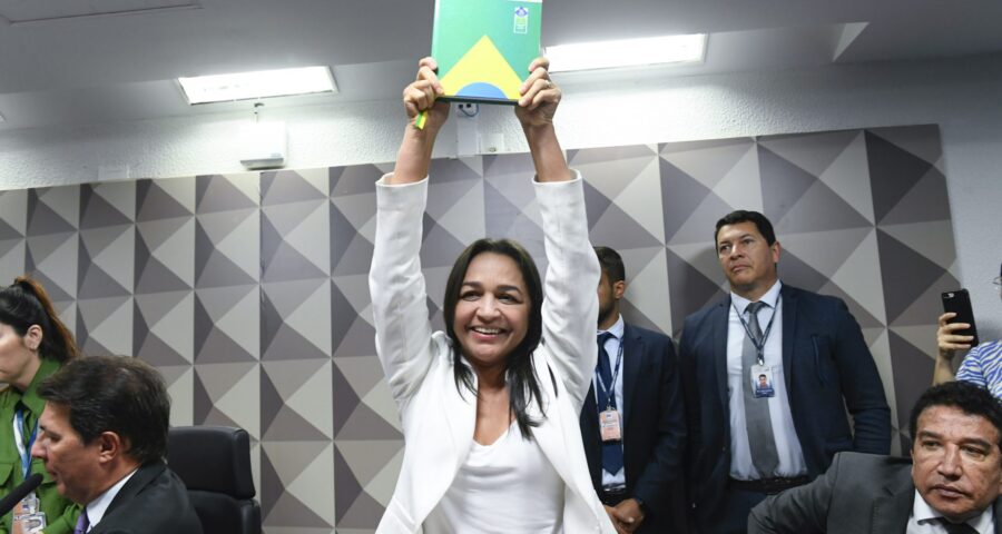 Senadora Eliziane Gama comemora aprovação do relatório final na Comissão Parlamentar Mista de Inquérito dos Atos de 8 de Janeiro de 2023 - Foto: Marcos Oliveira/Agência Senado