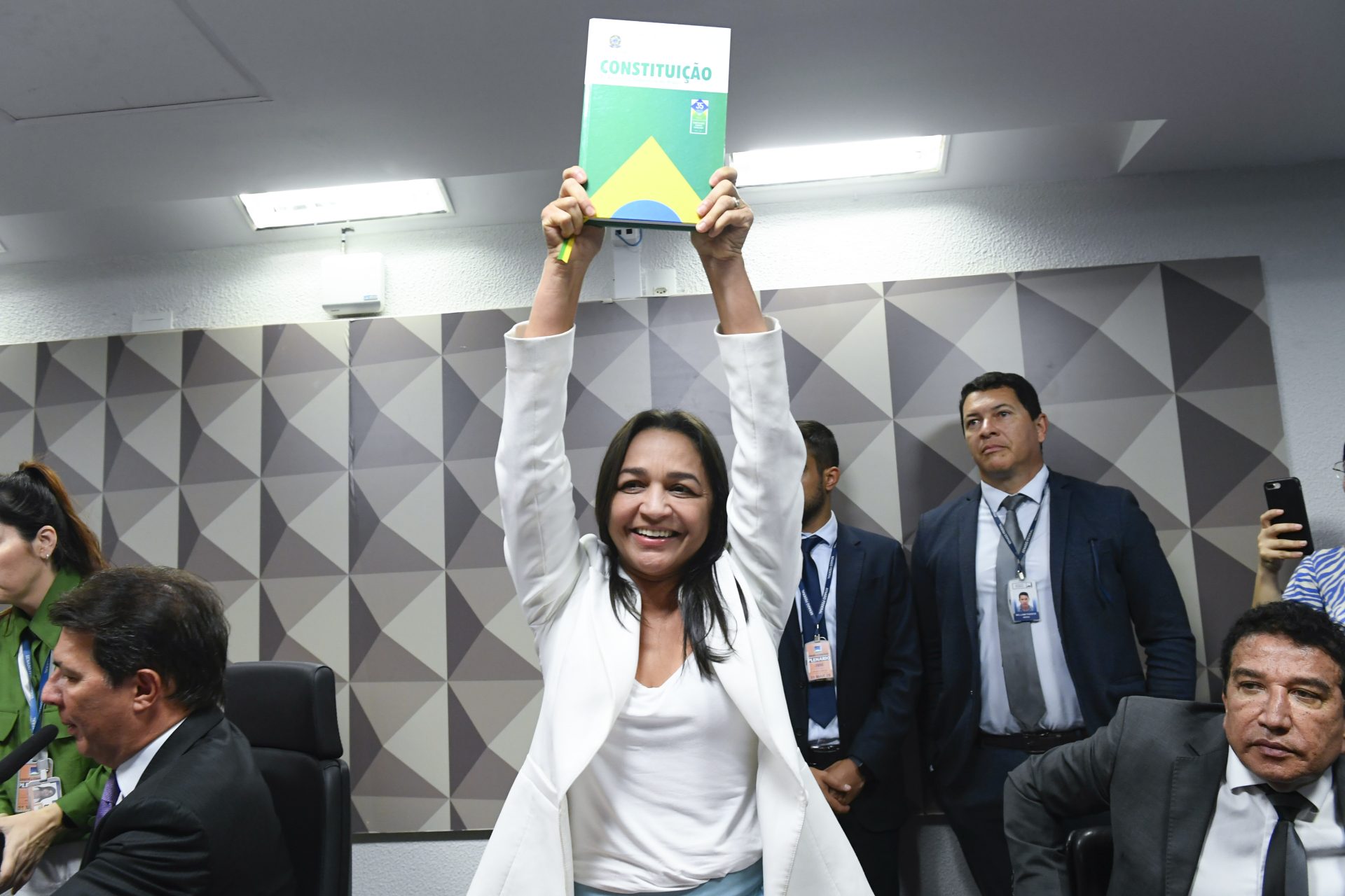 Senadora Eliziane Gama comemora aprovação do relatório final na Comissão Parlamentar Mista de Inquérito dos Atos de 8 de Janeiro de 2023 - Foto: Marcos Oliveira/Agência Senado