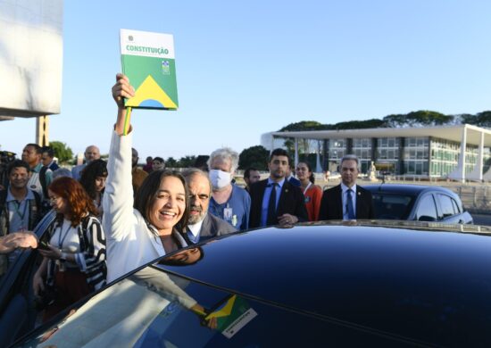 Parlamentares caminham do Senado até a Praça dos três Poderes após a votação do relatório da senadora Eliziane Gama (PSD-MA) - Foto: Marcos Oliveira/Agência Senado