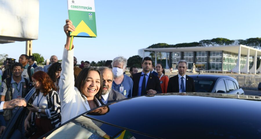 Parlamentares caminham do Senado até a Praça dos três Poderes após a votação do relatório da senadora Eliziane Gama (PSD-MA) - Foto: Marcos Oliveira/Agência Senado