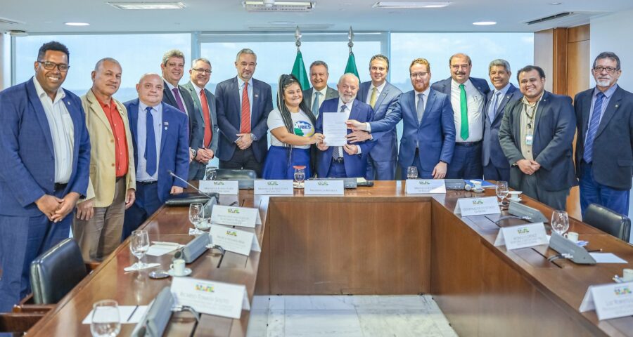 Presidente Luiz Inácio Lula da Silva, e o Ministro da Educação, Camilo Santana, durante a entrega do Projeto de Lei do Ensino Médio - Foto: Ricardo Stuckert / PR