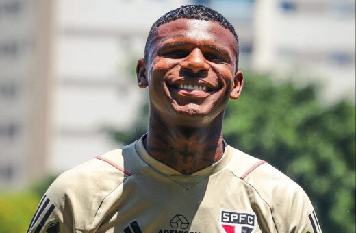 Arboleda pode fazer parte da escalação do jogo entre São Paulo e Athletico-MG neste sábado (28) - Foto: Reprodução/ X @SaoPauloFC