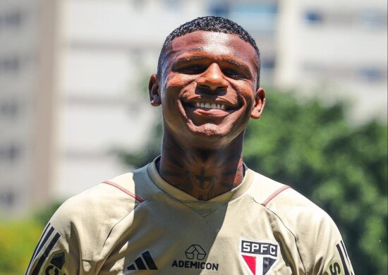 Arboleda pode fazer parte da escalação do jogo entre São Paulo e Athletico-MG neste sábado (28) - Foto: Reprodução/ X @SaoPauloFC