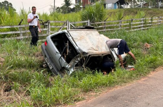 Carro colide com motocicleta e deixa duas mulheres feridas em Rio Branco