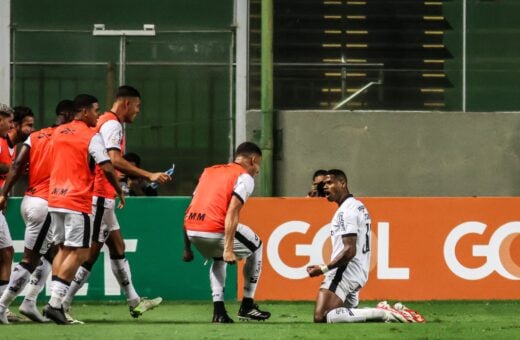 Junior Santos, do Botafogo, comemora seu segundo gol durante partida entre América-MG - Foto: Fábio Barros/Agência f8/Estadão Conteúdo