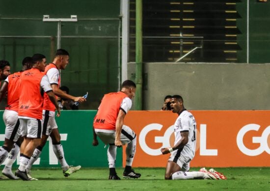 Junior Santos, do Botafogo, comemora seu segundo gol durante partida entre América-MG - Foto: Fábio Barros/Agência f8/Estadão Conteúdo