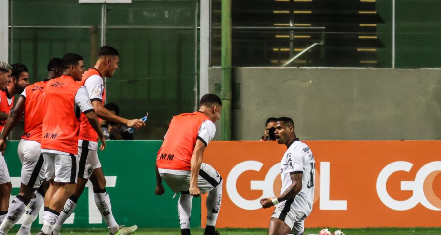 Junior Santos, do Botafogo, comemora seu segundo gol durante partida entre América-MG - Foto: Fábio Barros/Agência f8/Estadão Conteúdo