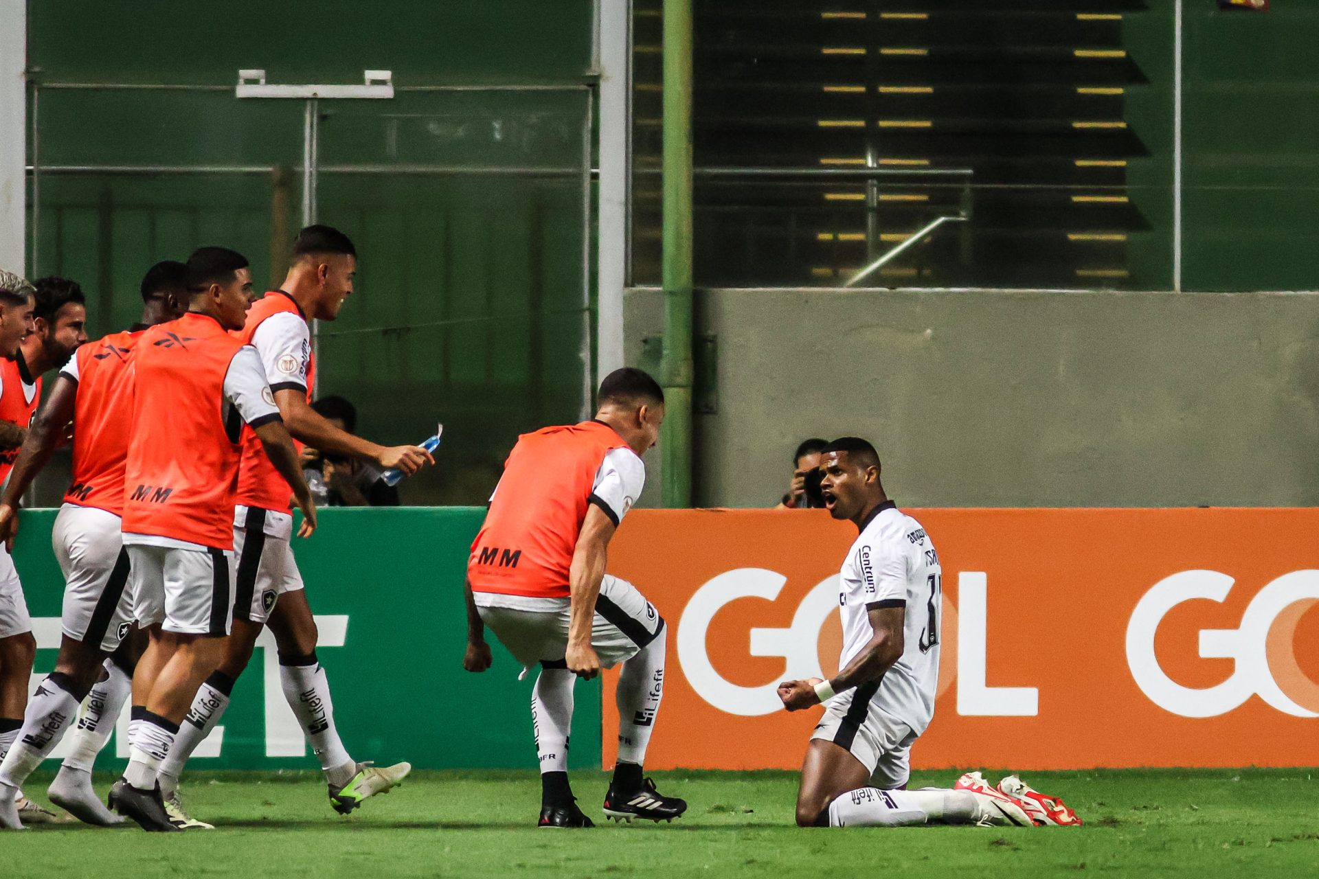 Junior Santos, do Botafogo, comemora seu segundo gol durante partida entre América-MG - Foto: Fábio Barros/Agência f8/Estadão Conteúdo