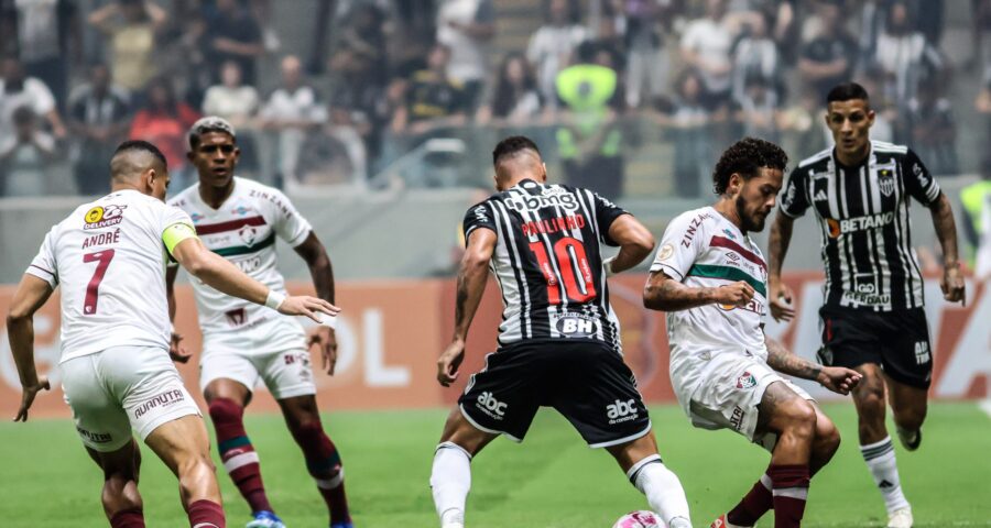 Paulinho, do Atlético-MG, durante partida com o Fluminense válida pela 30ª rodada do Campeonato Brasileiro - Foto: Fábio Barros/Agência F8/Estadão Conteúdo