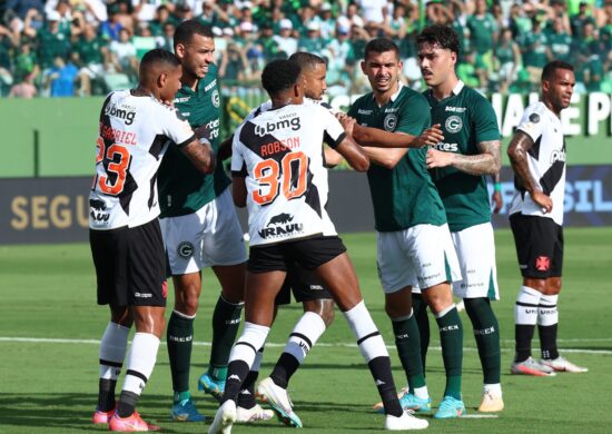 Jogadores disputam lance durante partida entre as equipes do Goiás e do Vasco - Foto: Lidiana Matos/Agência F8/Estadão Conteúdo