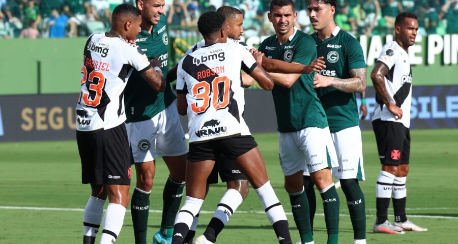 Jogadores disputam lance durante partida entre as equipes do Goiás e do Vasco - Foto: Lidiana Matos/Agência F8/Estadão Conteúdo