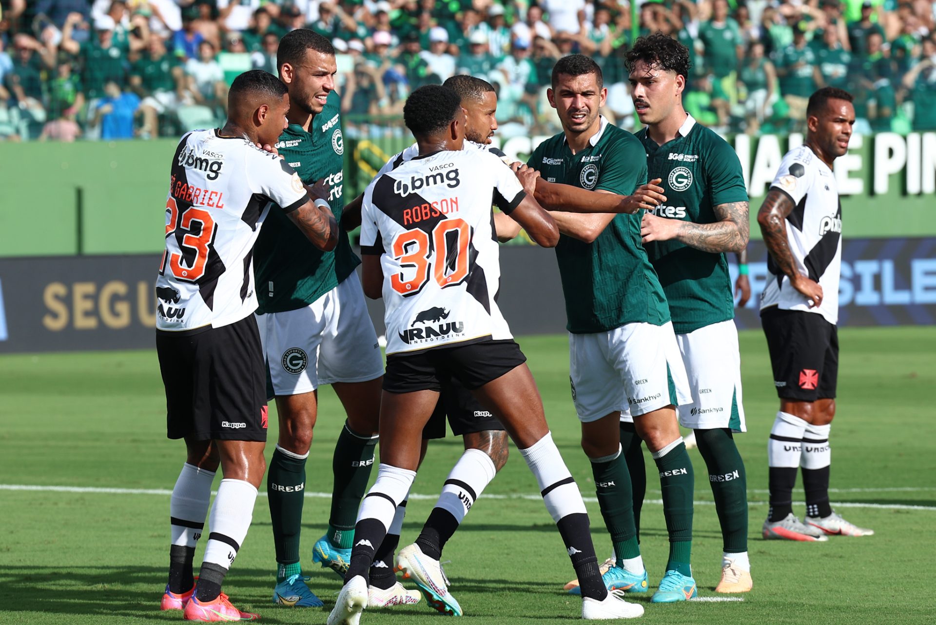 Jogadores disputam lance durante partida entre as equipes do Goiás e do Vasco - Foto: Lidiana Matos/Agência F8/Estadão Conteúdo