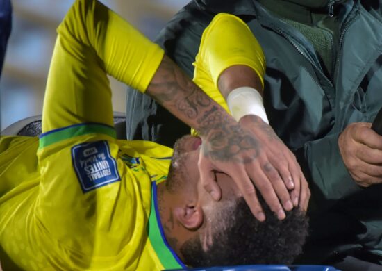 Neymar sofre ruptura no ligamento do joelho e precisará de cirurgia