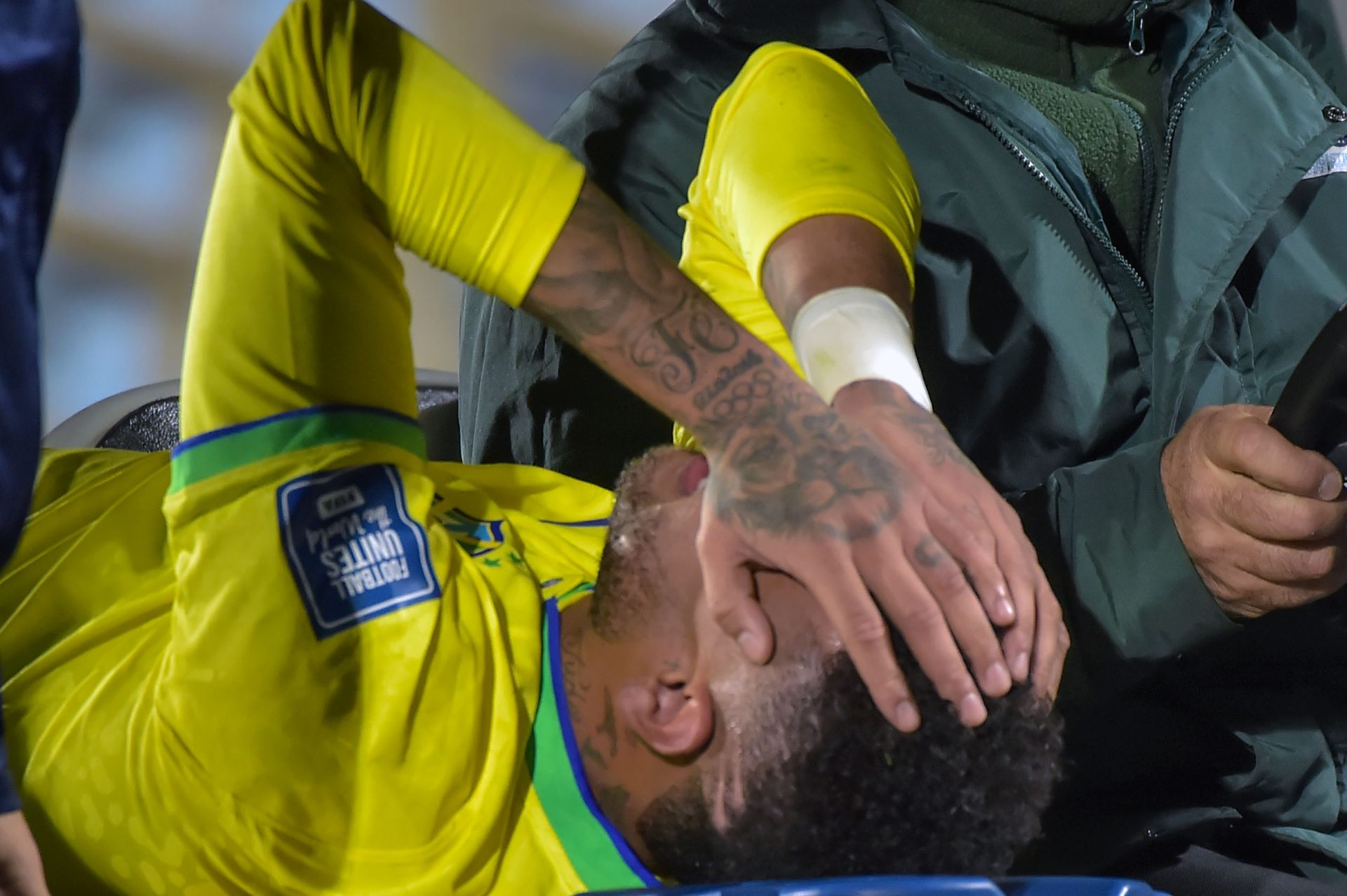 Neymar sofre ruptura no ligamento do joelho e precisará de cirurgia