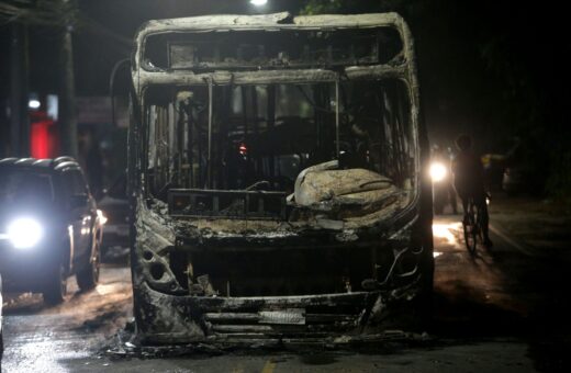 Vista de ônibus queimado na Estrada Benvindo de Novaes na Zona Oeste do Rio de Janeiro - Foto: Pedro Kirilos/Estadão Conteúdo