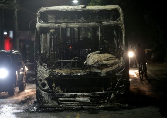 Vista de ônibus queimado na Estrada Benvindo de Novaes na Zona Oeste do Rio de Janeiro - Foto: Pedro Kirilos/Estadão Conteúdo