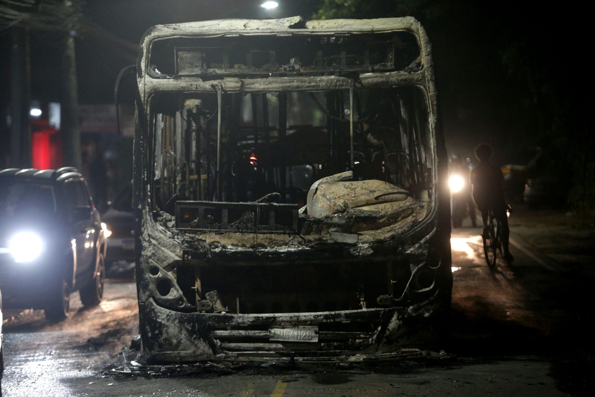 Vista de ônibus queimado na Estrada Benvindo de Novaes na Zona Oeste do Rio de Janeiro - Foto: Pedro Kirilos/Estadão Conteúdo