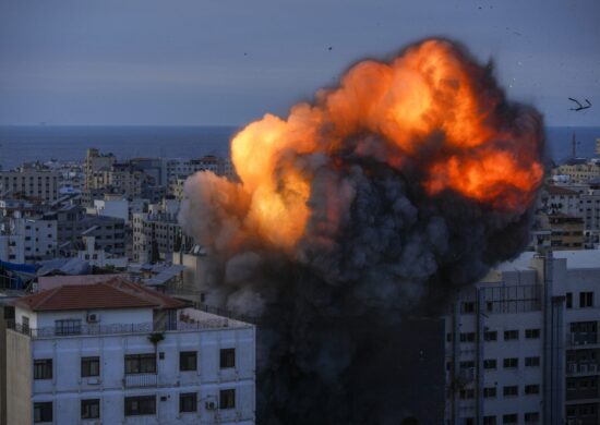 Fumaça de explosão provocada por ataque aéreo na Cidade de Gaza - Foto: Hatem Moussa/Associated Press/Estadão Conteúdo