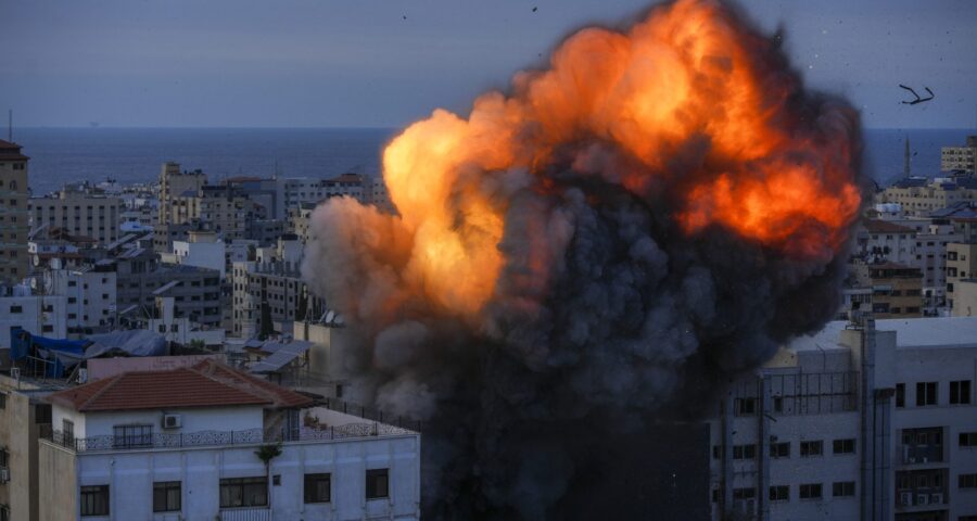 Fumaça de explosão provocada por ataque aéreo na Cidade de Gaza - Foto: Hatem Moussa/Associated Press/Estadão Conteúdo