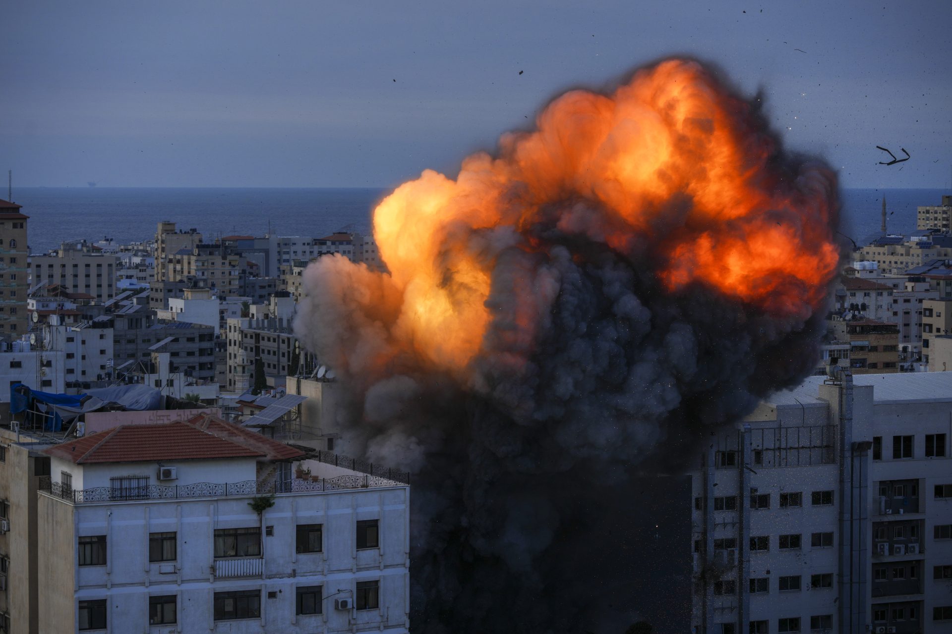 Fumaça de explosão provocada por ataque aéreo na Cidade de Gaza - Foto: Hatem Moussa/Associated Press/Estadão Conteúdo