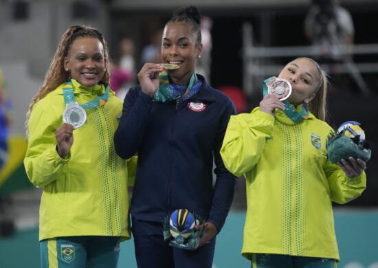 Rebeca Andrade e Flávia Saraiva comemoram a conquista das medalhas de prata e bronze - Foto: Martin Mejía/Associated Press/Estadão Conteúdo