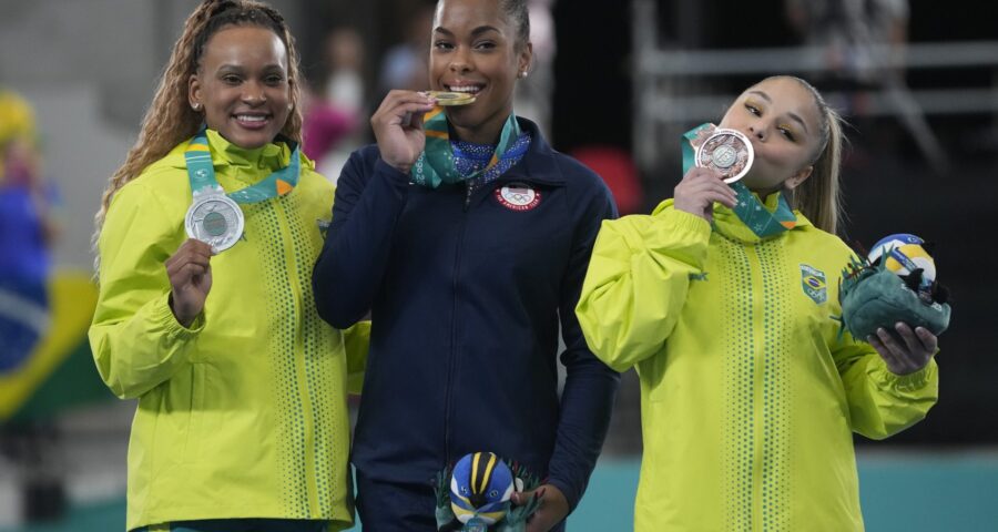 Rebeca Andrade e Flávia Saraiva comemoram a conquista das medalhas de prata e bronze - Foto: Martin Mejía/Associated Press/Estadão Conteúdo