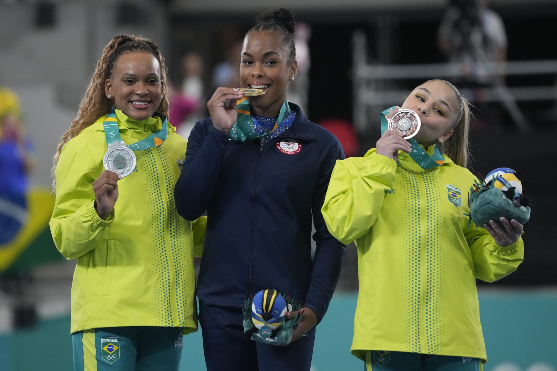 Rebeca Andrade e Flávia Saraiva comemoram a conquista das medalhas de prata e bronze - Foto: Martin Mejía/Associated Press/Estadão Conteúdo