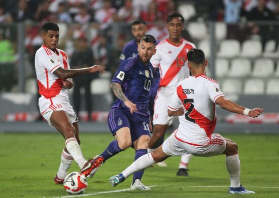 Argentina venceu o Peru nesta terça-feira (17), nas Eliminatórias Sul-Americana para Copa do Mundo - Foto: Reprodução/ X @Argentina