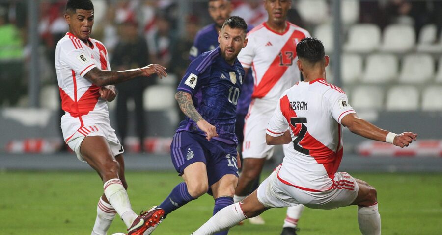 Argentina venceu o Peru nesta terça-feira (17), nas Eliminatórias Sul-Americana para Copa do Mundo - Foto: Reprodução/ X @Argentina