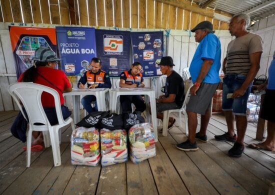 Ajuda Humanitária entregue para moradores de Manacapuru e Caapiranga - Foto: Alex Pazuello/Secom