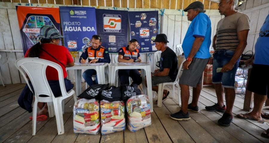 Ajuda Humanitária entregue para moradores de Manacapuru e Caapiranga - Foto: Alex Pazuello/Secom