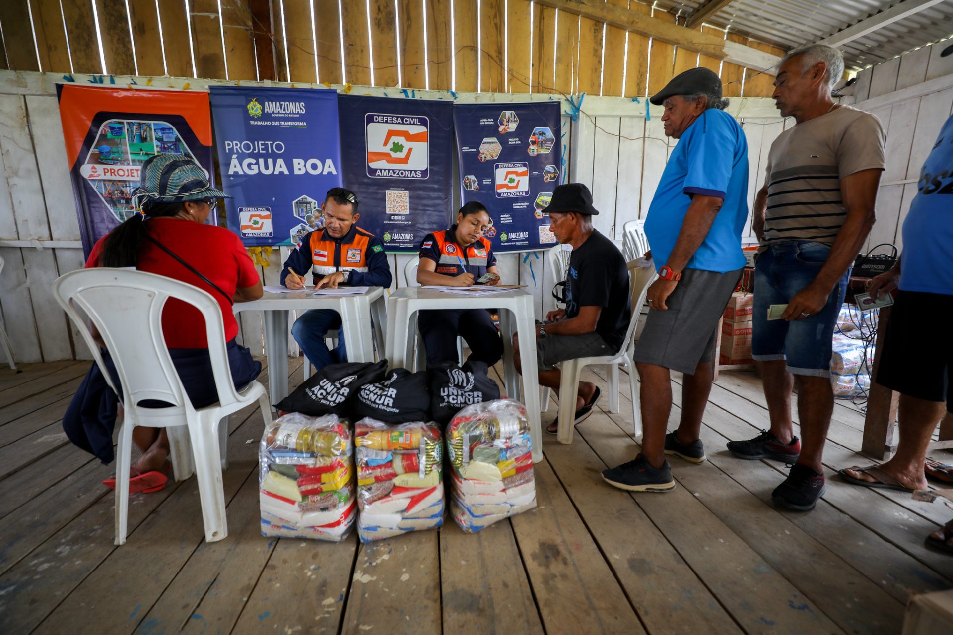 Ajuda Humanitária entregue para moradores de Manacapuru e Caapiranga - Foto: Alex Pazuello/Secom