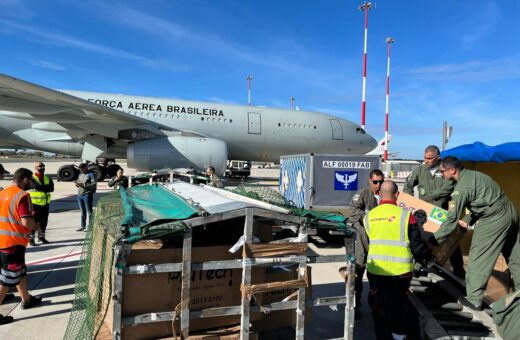 O avião da Força Aérea Brasileira (FAB), pousou nesta terça-feira (17), em Roma, na Itália para repatriação de brasileiros -Foto: FAB/GOV BR