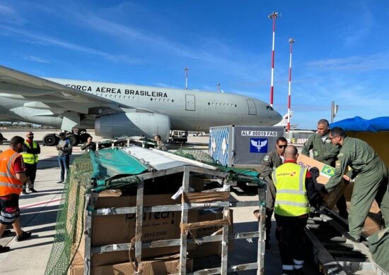 O avião da Força Aérea Brasileira (FAB), pousou nesta terça-feira (17), em Roma, na Itália para repatriação de brasileiros -Foto: FAB/GOV BR