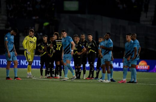 Jogadores do Botafogo e jogadores do Athletico-PR durante partida no estádio Engenhão pelo campeonato Brasileiro A 2023 - Foto: Thiago Ribeiro/Agif - Agência De Fotografia/Estadão Conteúdo