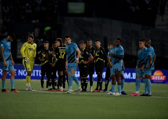 Jogadores do Botafogo e jogadores do Athletico-PR durante partida no estádio Engenhão pelo campeonato Brasileiro A 2023 - Foto: Thiago Ribeiro/Agif - Agência De Fotografia/Estadão Conteúdo