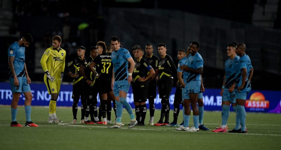 Jogadores do Botafogo e jogadores do Athletico-PR durante partida no estádio Engenhão pelo campeonato Brasileiro A 2023 - Foto: Thiago Ribeiro/Agif - Agência De Fotografia/Estadão Conteúdo