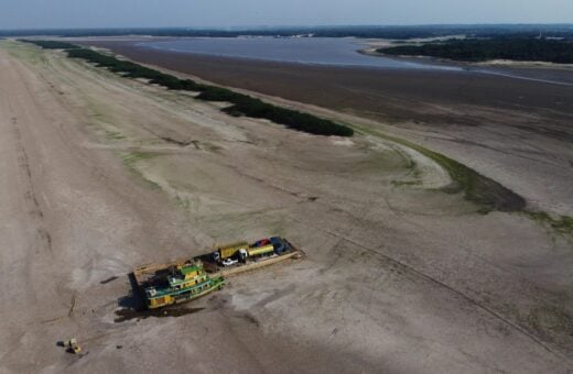 Balsa que transportava veículos e botijões de gás, encalhada em um banco de areia no Rio Negro, em Manaus, devido à seca severa que afeta a região - Foto: Edmar Barros/Futura Press/Estadão Conteúdo