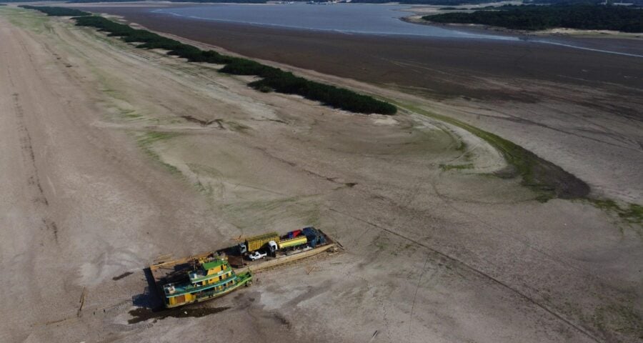 Balsa que transportava veículos e botijões de gás, encalhada em um banco de areia no Rio Negro, em Manaus, devido à seca severa que afeta a região - Foto: Edmar Barros/Futura Press/Estadão Conteúdo