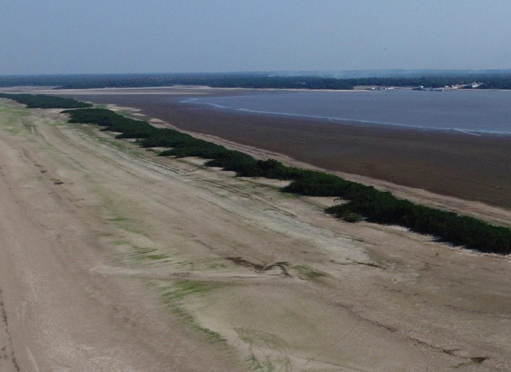 Balsa que transportava veículos e botijões de gás, encalhada em um banco de areia no Rio Negro, em Manaus, devido à seca severa que afeta a região - Foto: Edmar Barros/Futura Press/Estadão Conteúdo