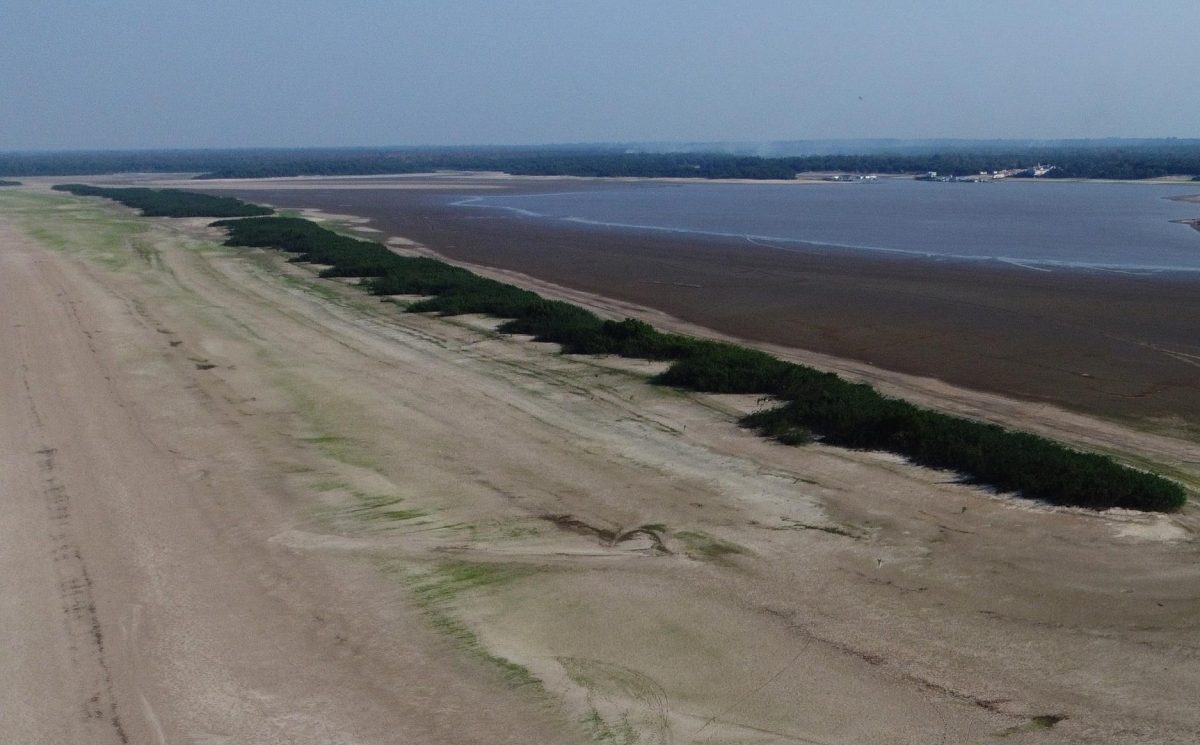 Balsa que transportava veículos e botijões de gás, encalhada em um banco de areia no Rio Negro, em Manaus, devido à seca severa que afeta a região - Foto: Edmar Barros/Futura Press/Estadão Conteúdo