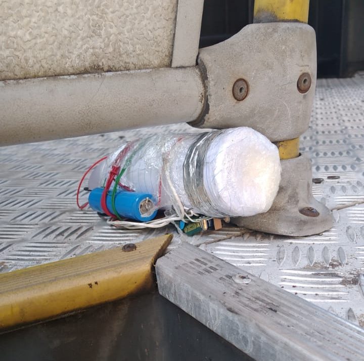 Suposta bomba foi encontrada próximo à porta do ônibus - Foto: Reprodução/Whatsapp