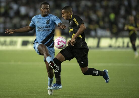 Victor Sá jogador do Botafogo durante partida contra o Athletico-PR no estádio Engenhão pelo campeonato Brasileiro A 2023 - Foto: Jorge Rodrigues/Agif - Agência de Fotografia/Estadão Conteúdo