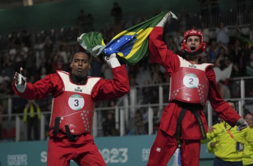 Maicon de Andrade Siqueira e Edival Marques Quirino Pontes, do Brasil, comemoram a conquista da medalha de ouro no taekwondo masculino por equipes dos Jogos Pan-Americanos de Santiago 2023 - Foto: Dolores Ochoa/Associeated Press/ Estadão Conteúdo