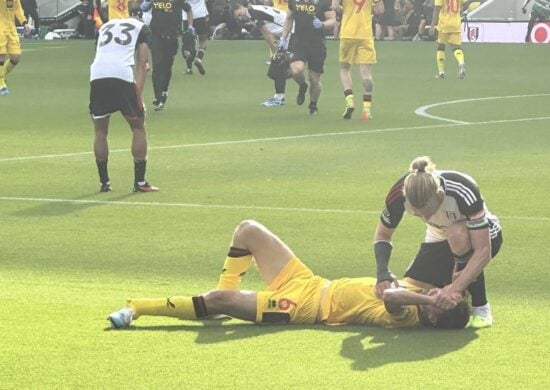 Jogador inglês tem fratura exposta após cruzar a bola durante jogo pela Premier League - Foto: Reprodução/ X @MaxSutherland7