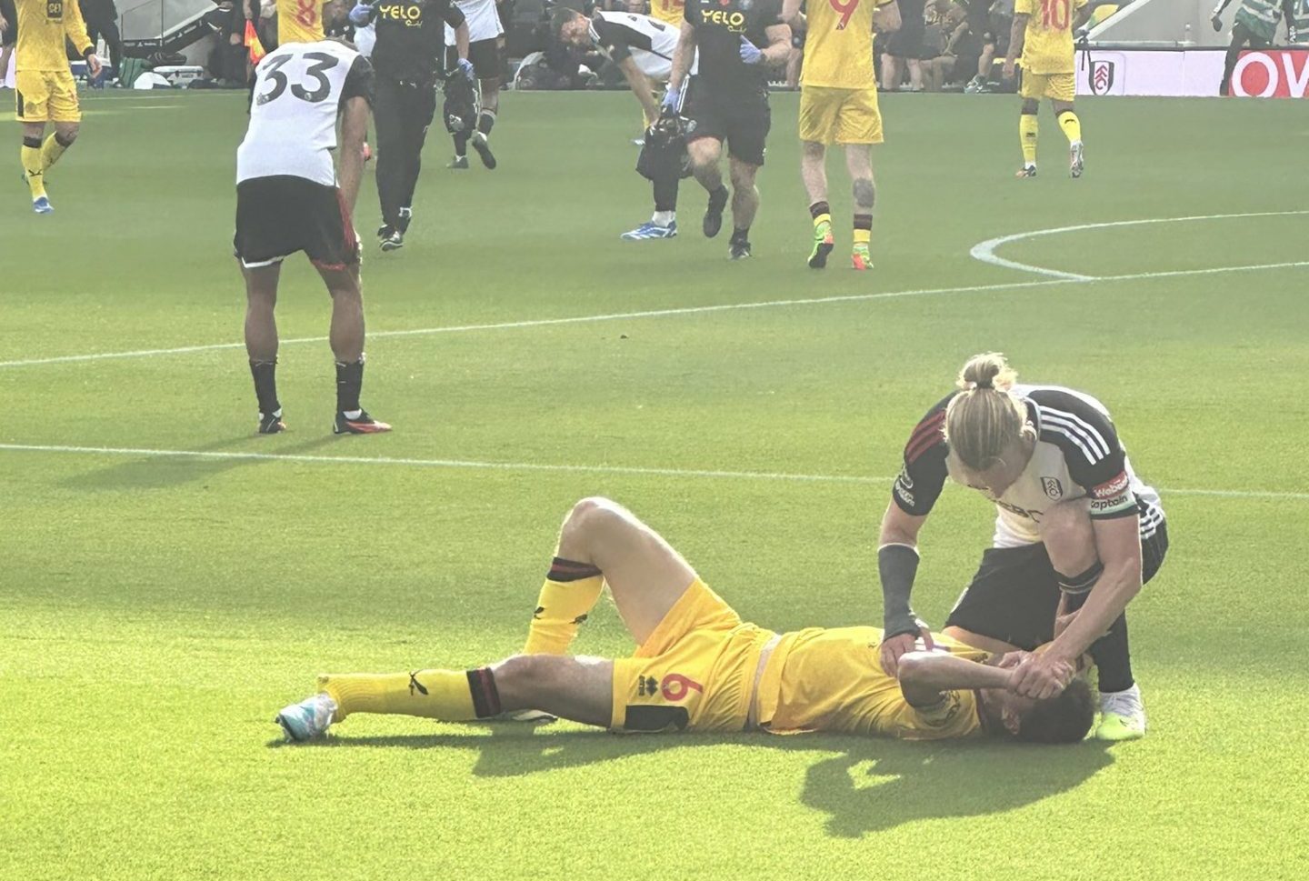 Jogador inglês tem fratura exposta após cruzar a bola durante jogo pela Premier League - Foto: Reprodução/ X @MaxSutherland7