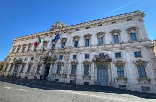 'Cansada de sustentar' mãe italiana ganha direito de despejar filhos